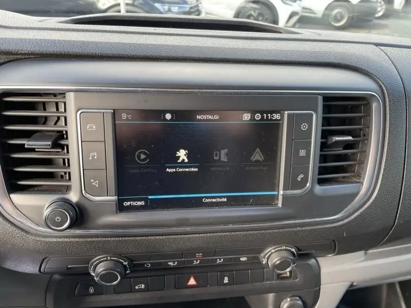 Vue rapprochée de l’écran tactile central du Peugeot Expert Fourgon gris métal, affichant les options de connectivité.