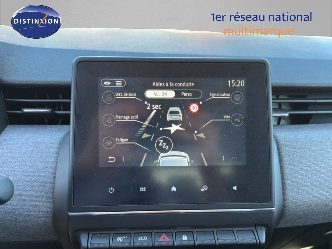 Écran tactile central du tableau de bord de la Renault Clio blanche 2025, affichant les aides à la conduite.
