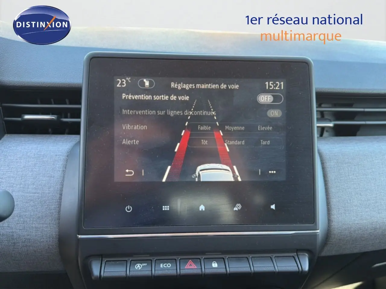 Écran tactile central de la Renault Clio blanche 2025 montrant les réglages du maintien de voie.