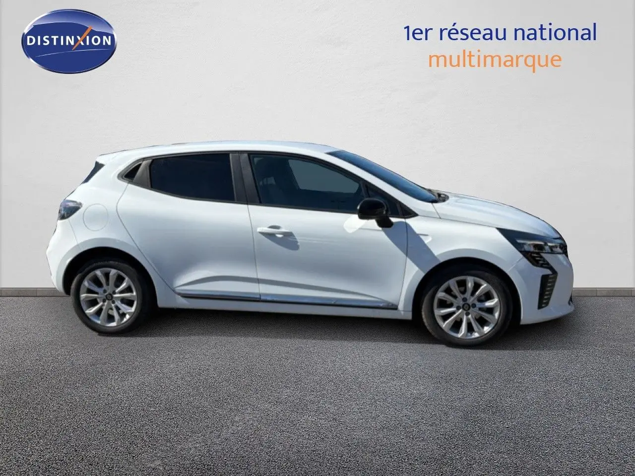 Profil droit de la Renault Clio blanche 2025, version Evolution, avec jantes alliage et vitres teintées.