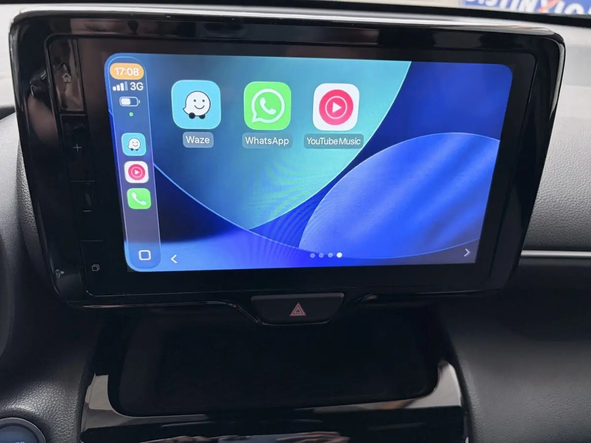 Écran tactile central affichant applications Waze, WhatsApp et YouTube Music dans Toyota Yaris Cross 2024.