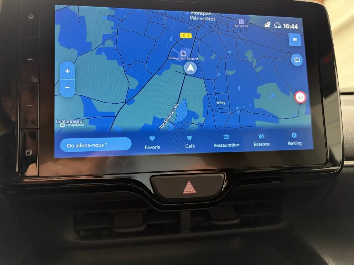 Écran tactile central du Toyota Yaris Cross 2024 affichant la navigation avec carte en mode jour.