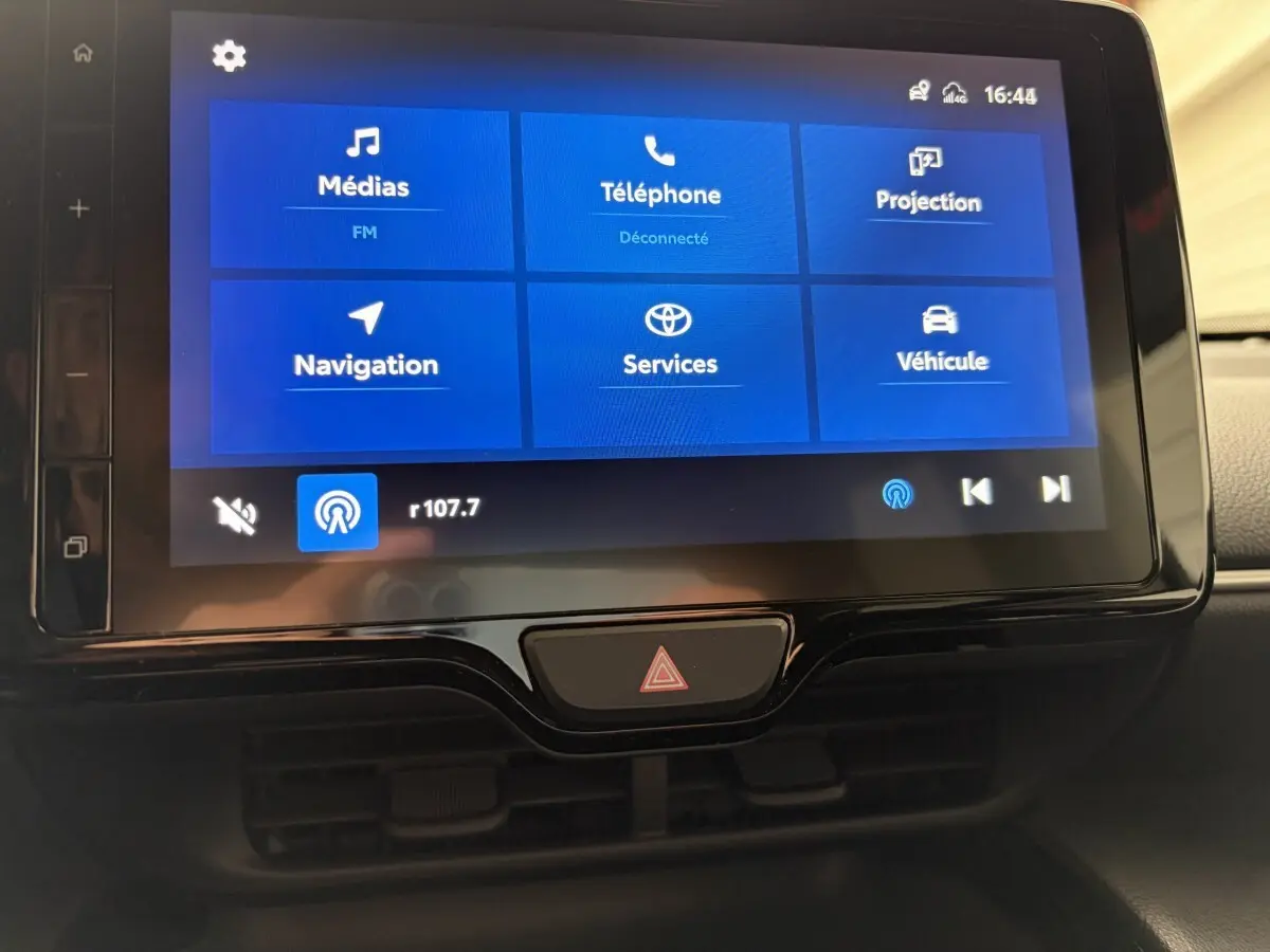 Écran tactile central du tableau de bord de la Toyota Yaris Cross 2024 affichant les menus médias, téléphone et navigation.
