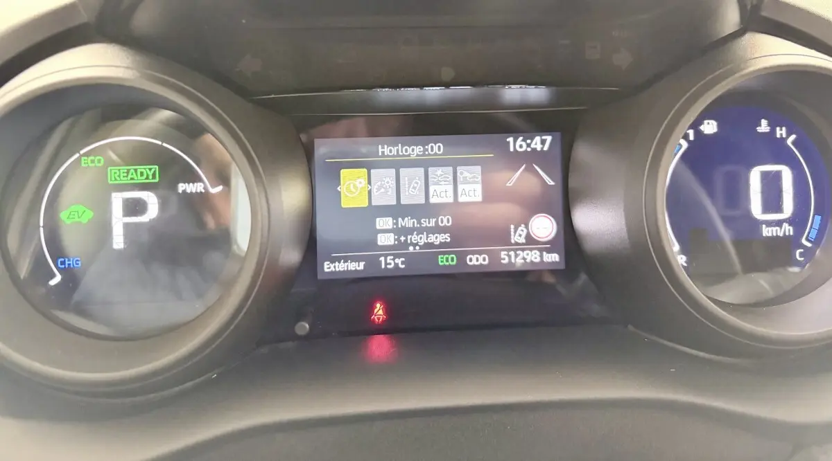 Vue rapprochée du combiné d'instruments numérique de la Toyota Yaris Cross 1.5 Hybrid 116h, affichage multifonctions actif.