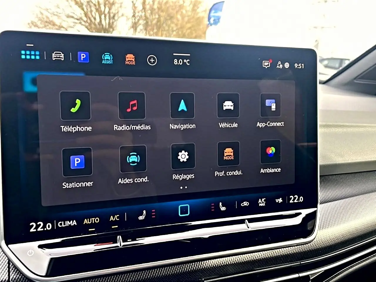Écran tactile central de la Volkswagen Golf 2026 affichant les options de navigation et multimédia, intérieur gris.
