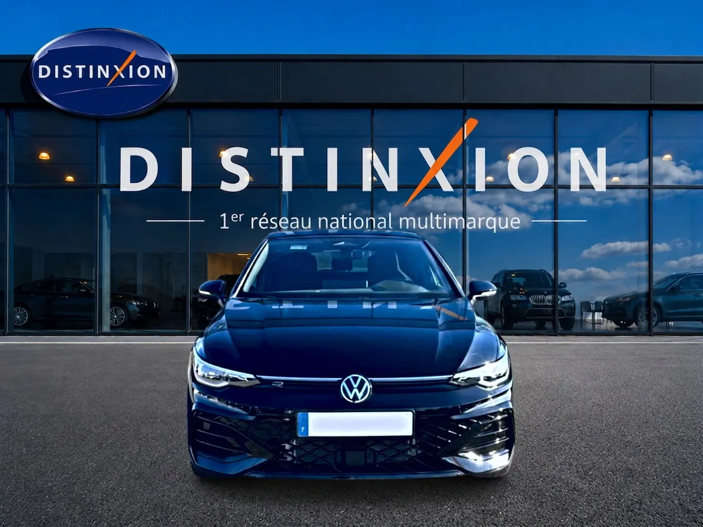 Volkswagen Golf 1.5 ETSI EVO2 R-Line 2026 noire vue de face devant showroom Distinxion.