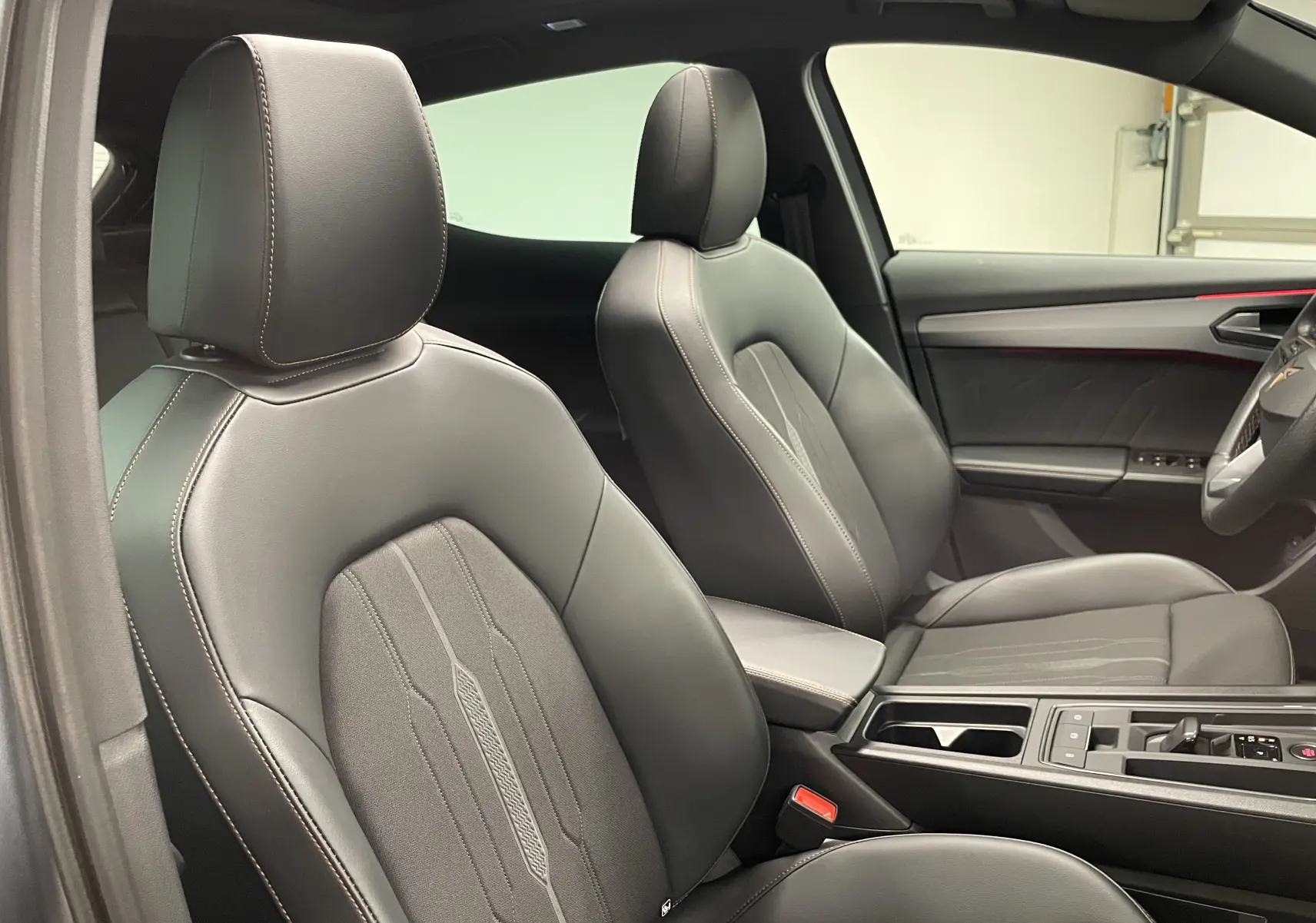 Intérieur du CUPRA Formentor 1.5 TSI 2023 montrant les sièges avant en cuir noir avec surpiqûres contrastées.