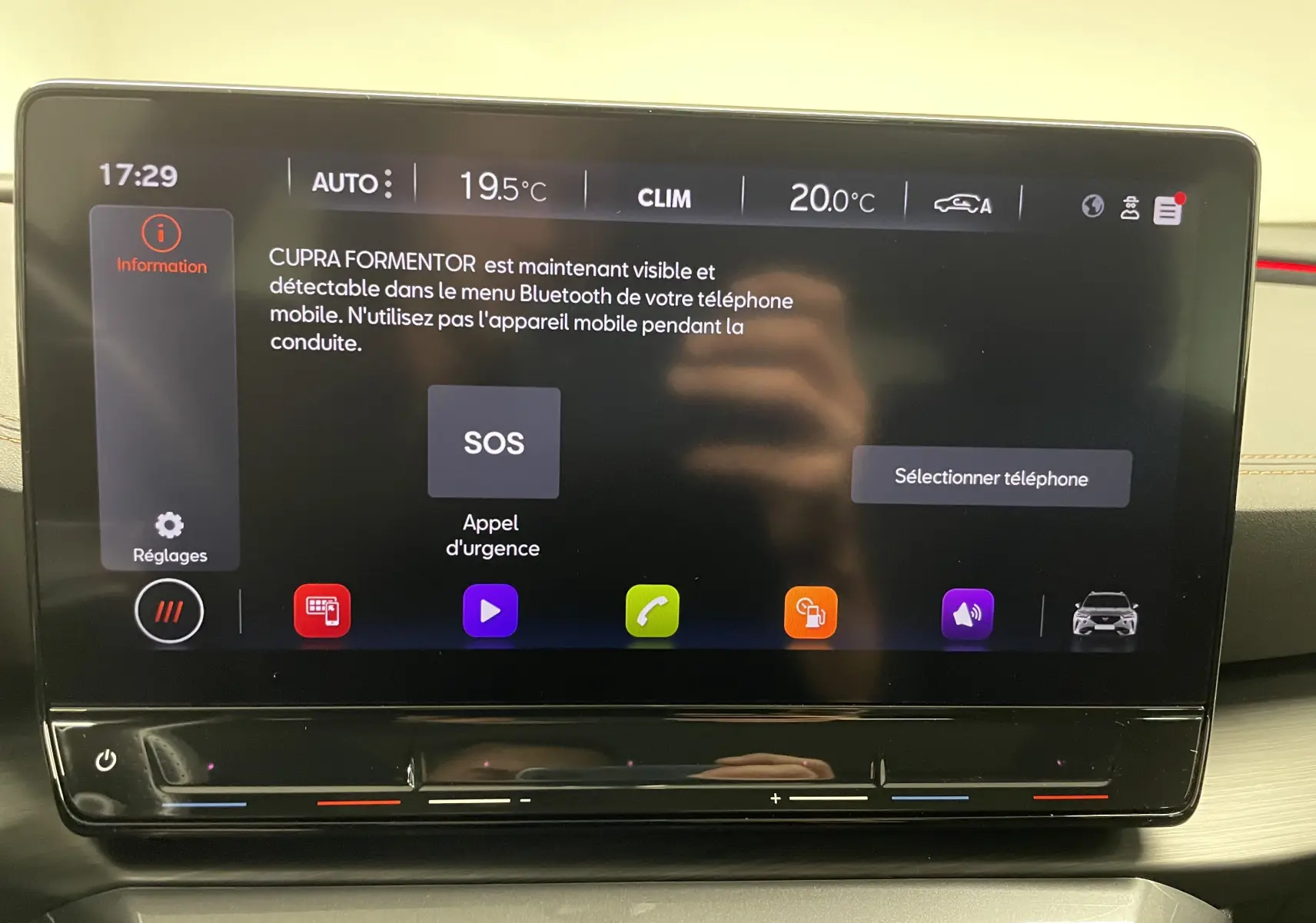 Écran tactile central du tableau de bord du CUPRA Formentor 2023 affichant les réglages climatisation et options connectées.
