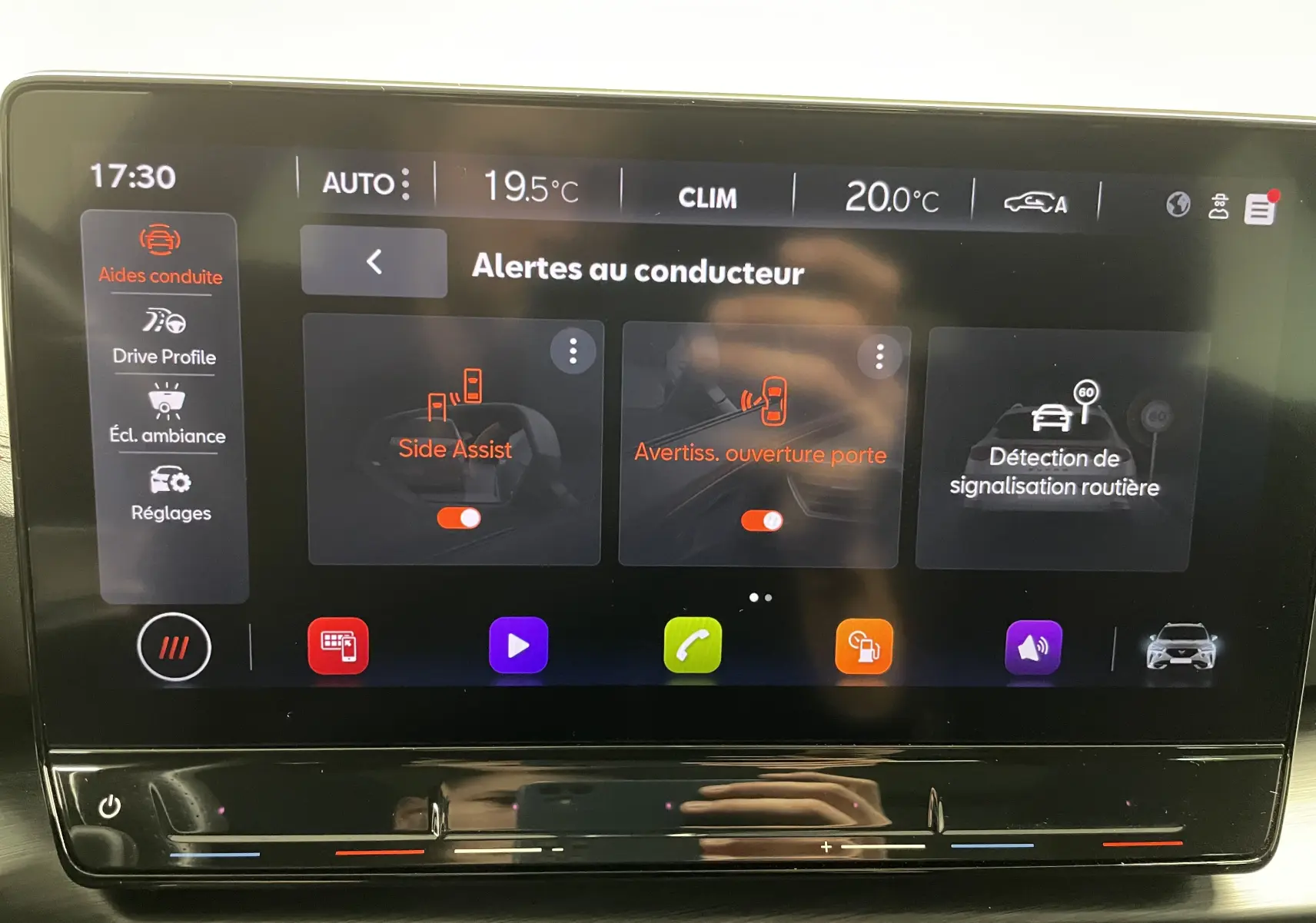 Écran tactile du système d'aide à la conduite du CUPRA Formentor gris mat, affichant alertes et réglages climatiques.