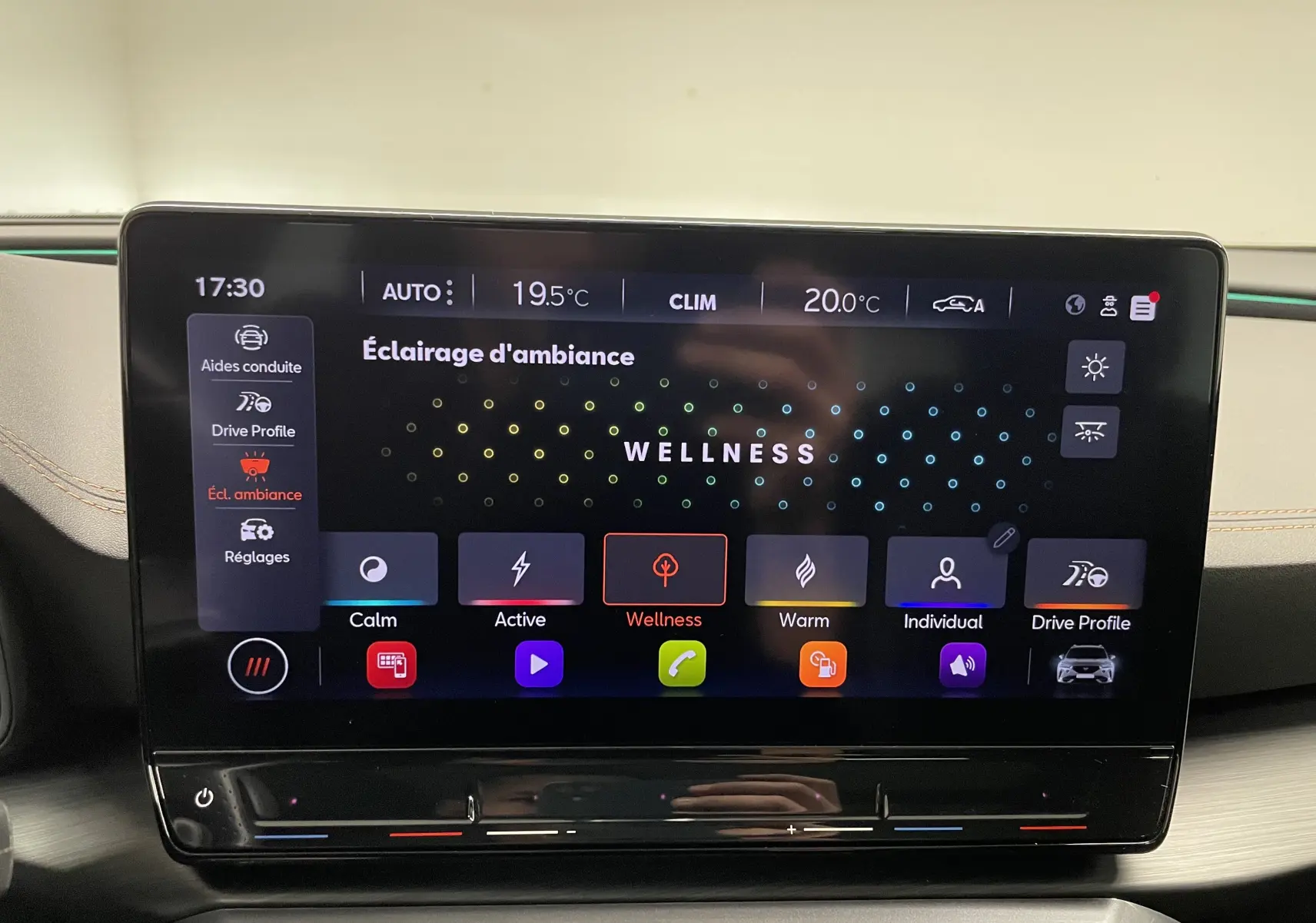 Écran tactile intérieur du CUPRA Formentor 1.5 TSI 2023 affichant les réglages d’éclairage d’ambiance Wellness.