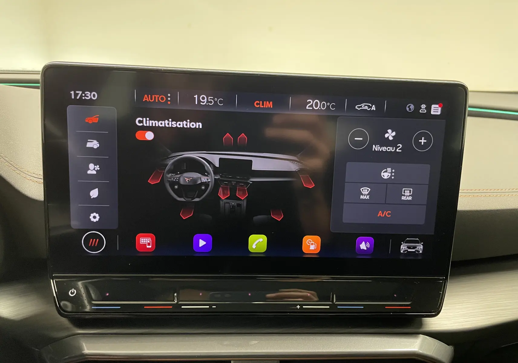 Écran tactile central du tableau de bord du CUPRA Formentor 2023 affichant le menu climatisation et ses réglages.