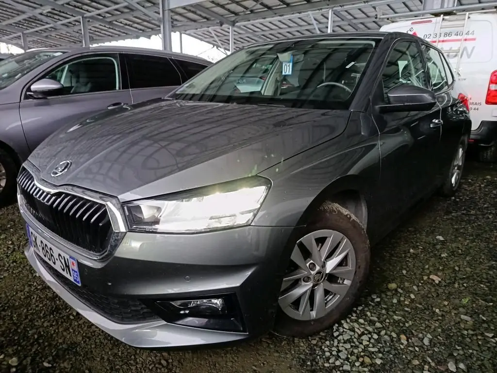Vue 3/4 avant droite d'une Skoda Fabia gris graphite 2022 avec phares allumés et jantes alliage 15 pouces.