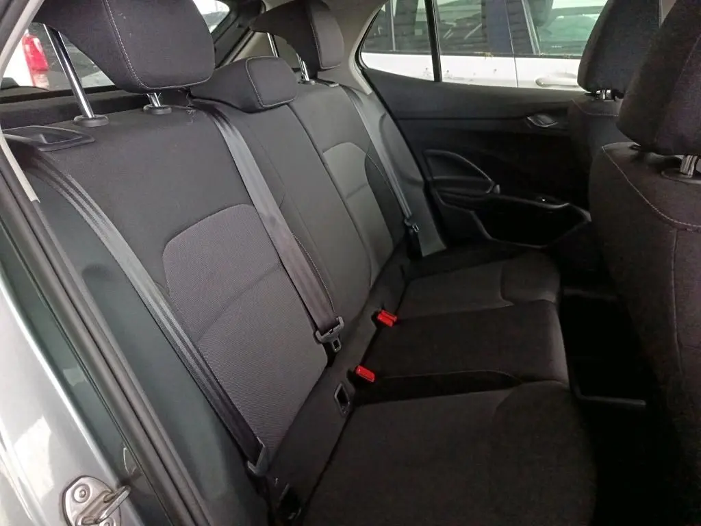 Vue intérieure côté gauche des sièges arrière noirs du Skoda Fabia 1.0 TSI Ambition 2022 en gris graphite, avec ceintures visibles.