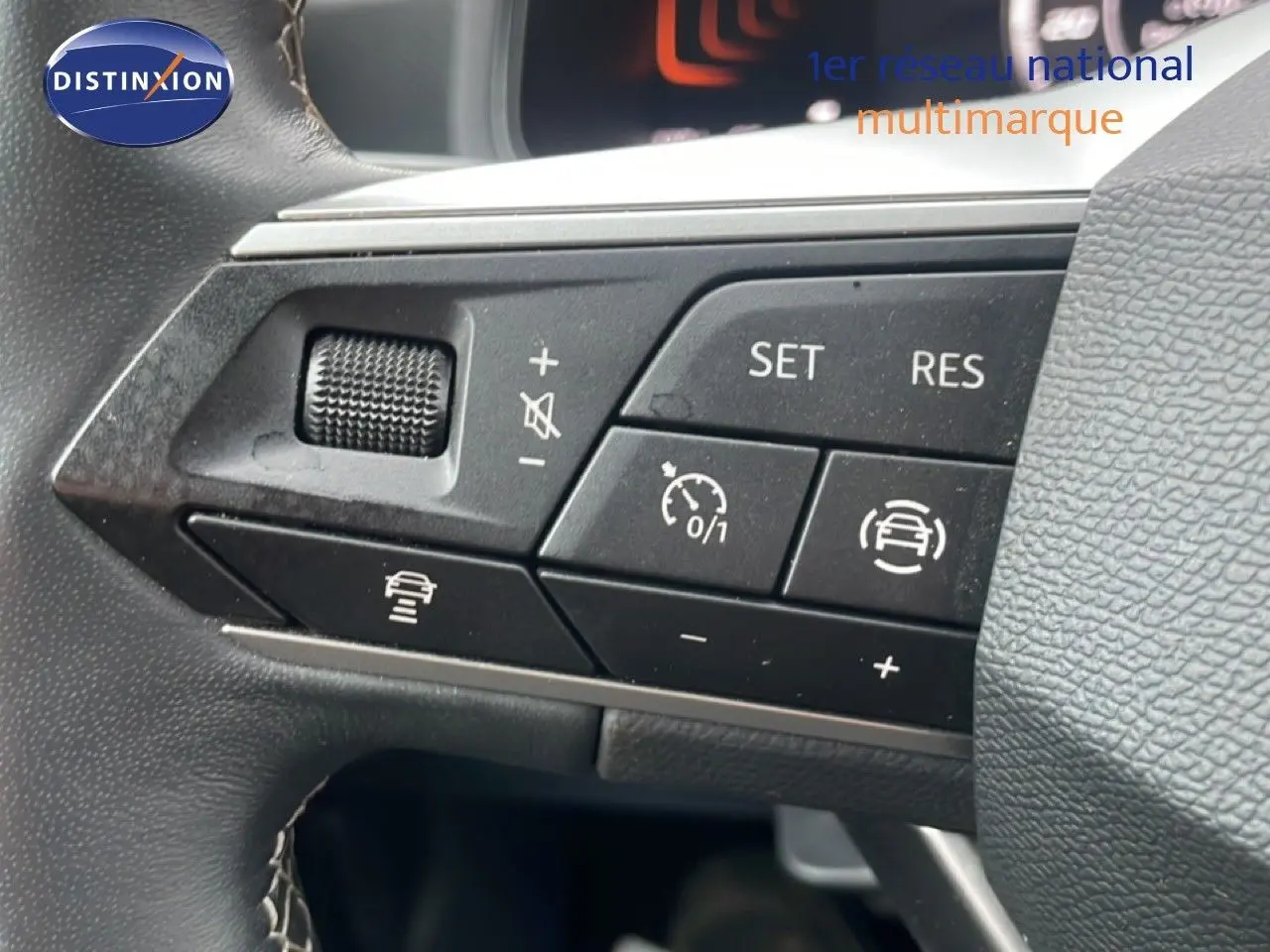 Gros plan sur les commandes au volant du SEAT Arona 2025, boutons de régulateur de vitesse et assistance au maintien de voie.