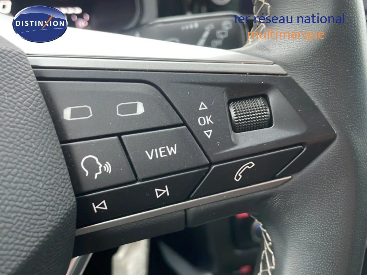 Gros plan sur les commandes multifonctions au volant du SEAT Arona 2025, finition Style Special Edition, intérieur noir.