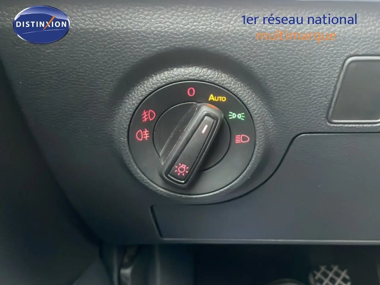 Gros plan sur le bouton de commande des phares dans l’habitacle noir du SEAT Arona 2025, version Style Special Edition.