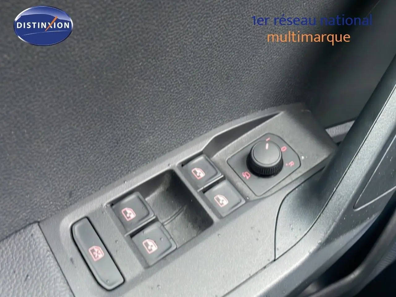 Gros plan sur les commandes de lève-vitres et réglage des rétroviseurs côté conducteur d'une SEAT Arona blanche.