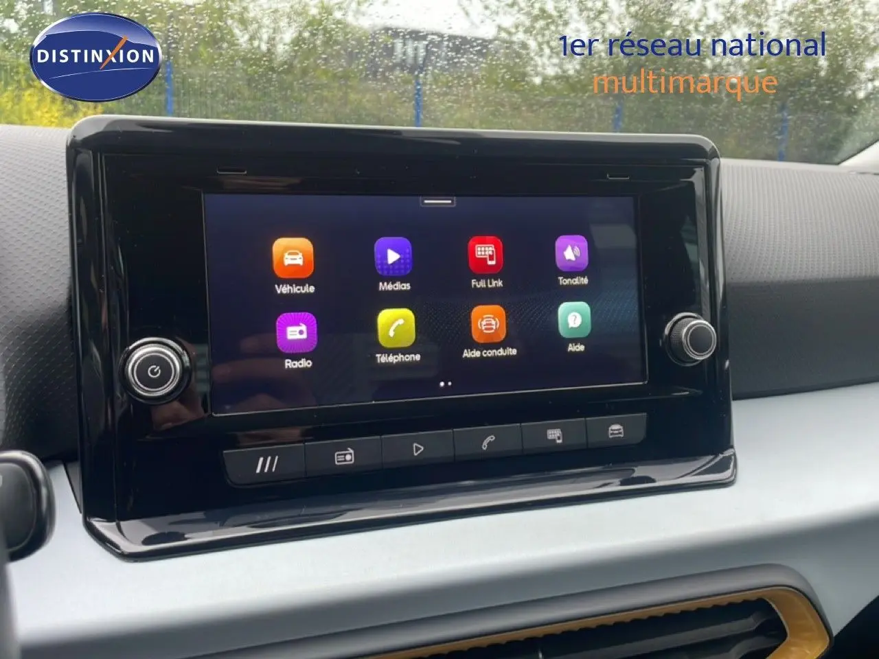 Écran tactile central du tableau de bord de la SEAT Arona 2025 avec interface multimédia colorée.