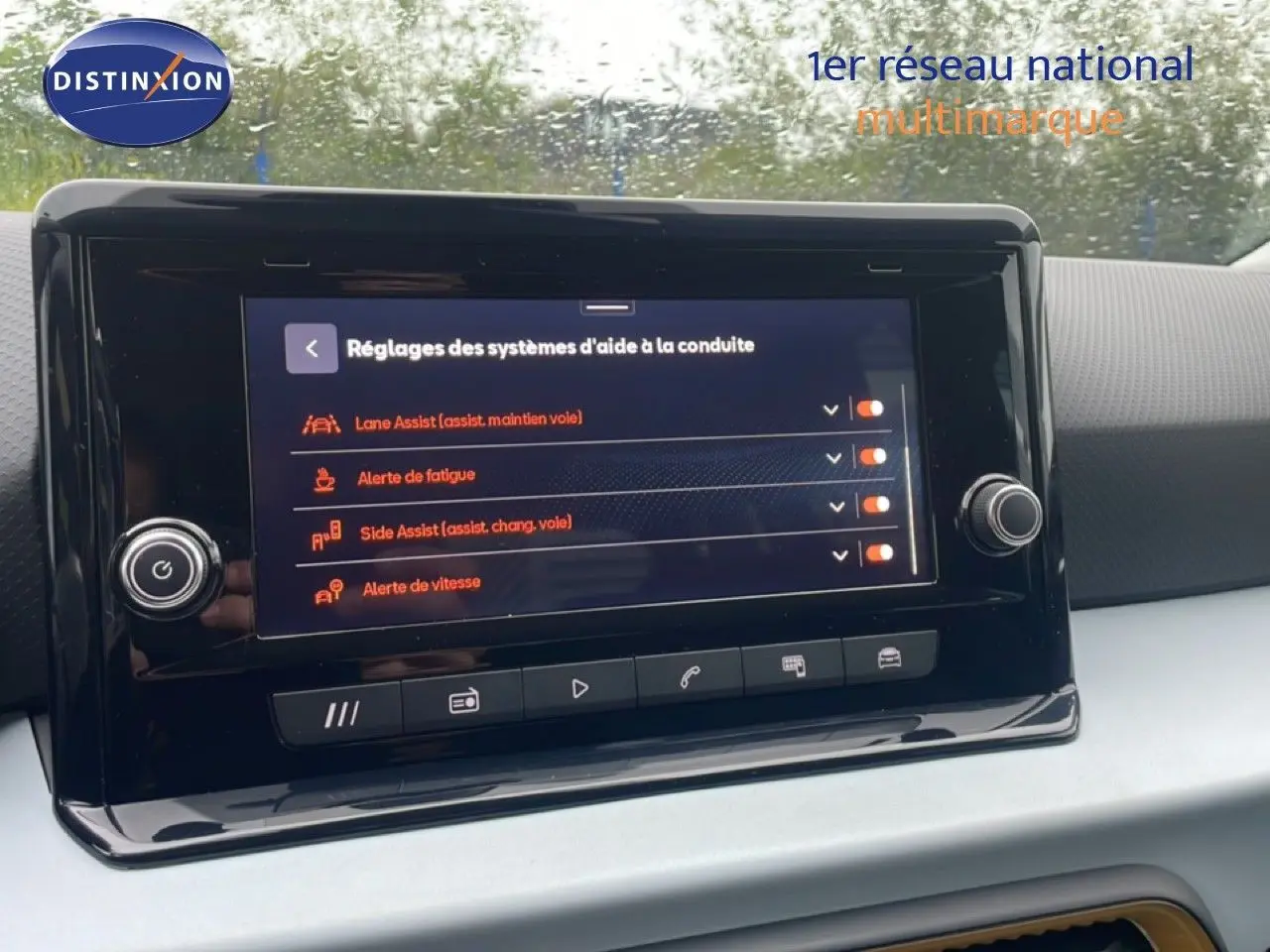 Écran tactile central du tableau de bord du SEAT Arona 2025, affichant les réglages d’aide à la conduite.