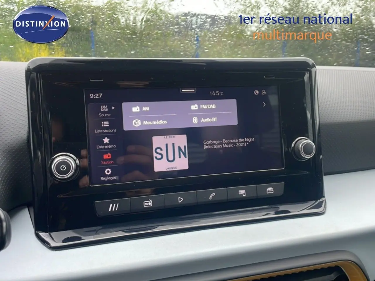 Écran tactile central du tableau de bord du SEAT Arona 2025, affichant les options radio et médias.