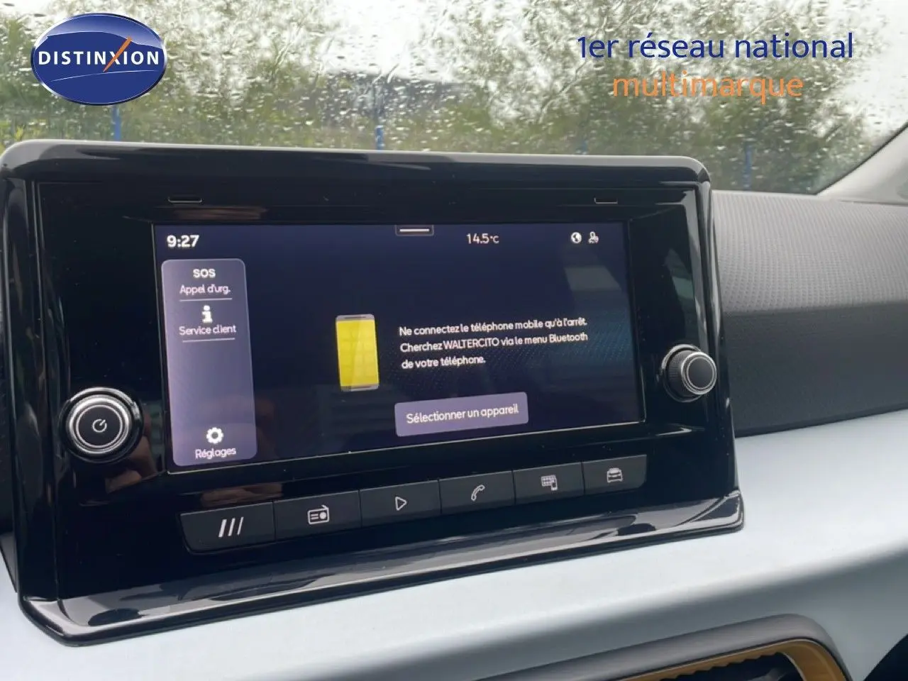 Vue intérieure centrée sur l'écran tactile du tableau de bord du SEAT Arona 2025 avec finition noire et blanche.