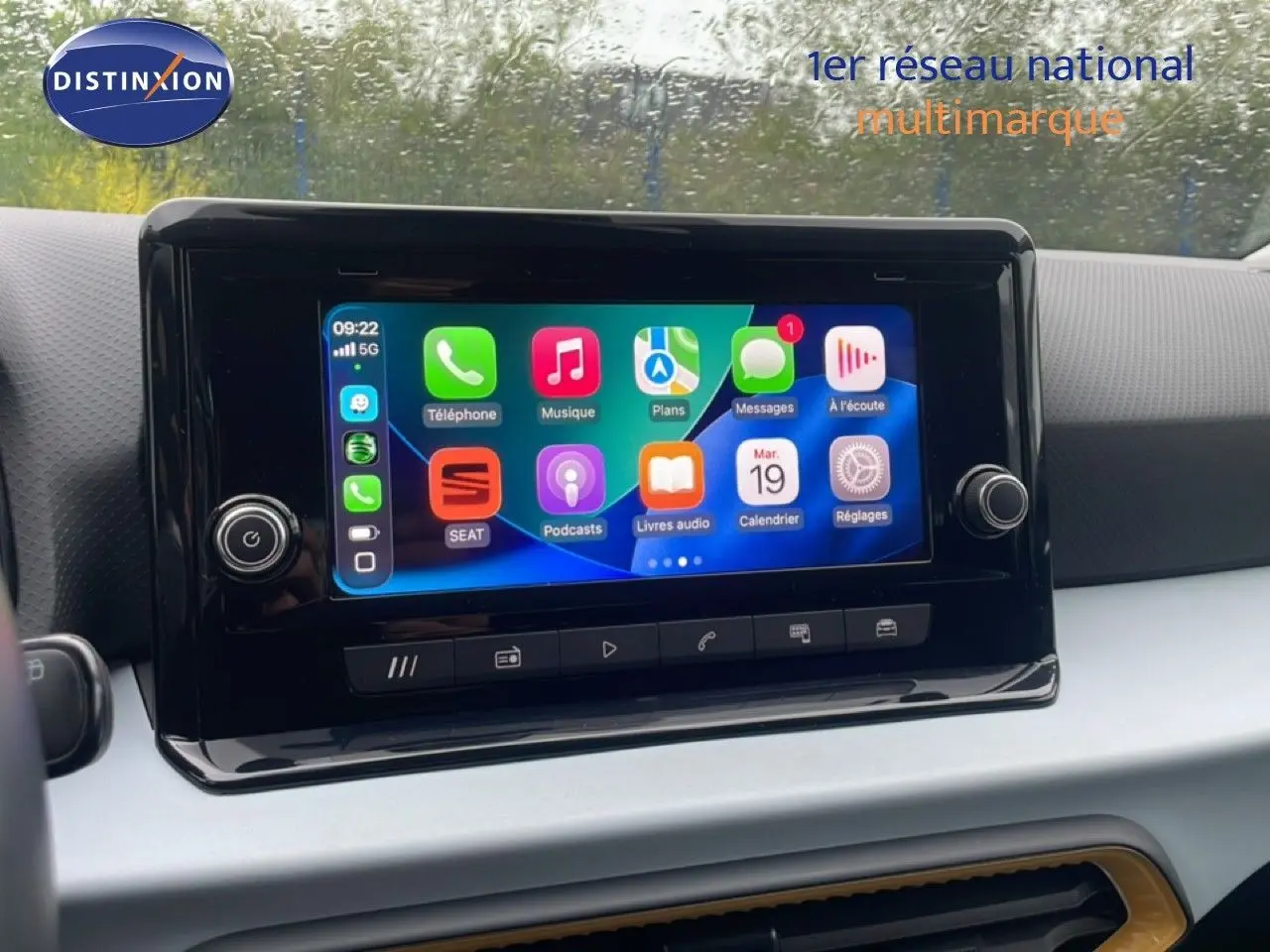 Écran tactile central du tableau de bord du SEAT Arona 2025, affichant les applications connectées.