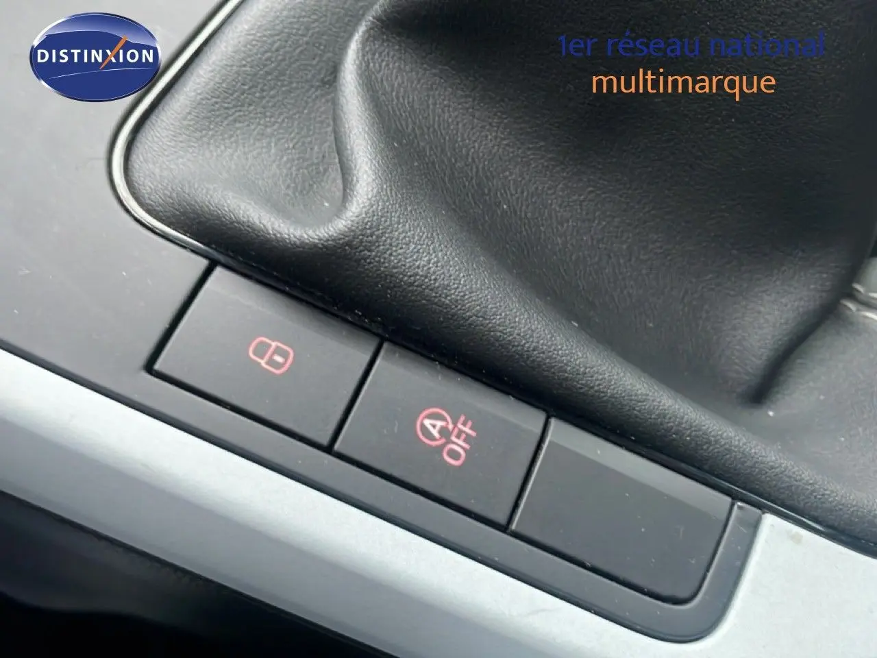 Gros plan sur la console centrale avec levier de vitesses et boutons de verrouillage et arrêt auto start/stop du SEAT Arona blanc.