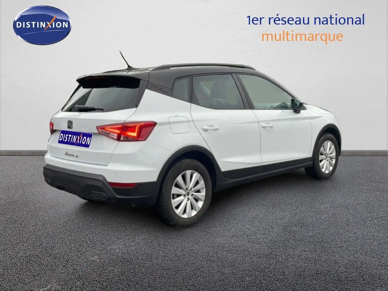 SEAT Arona blanc alpin métal avec toit noir, vue 3/4 arrière côté droit, sur fond neutre.