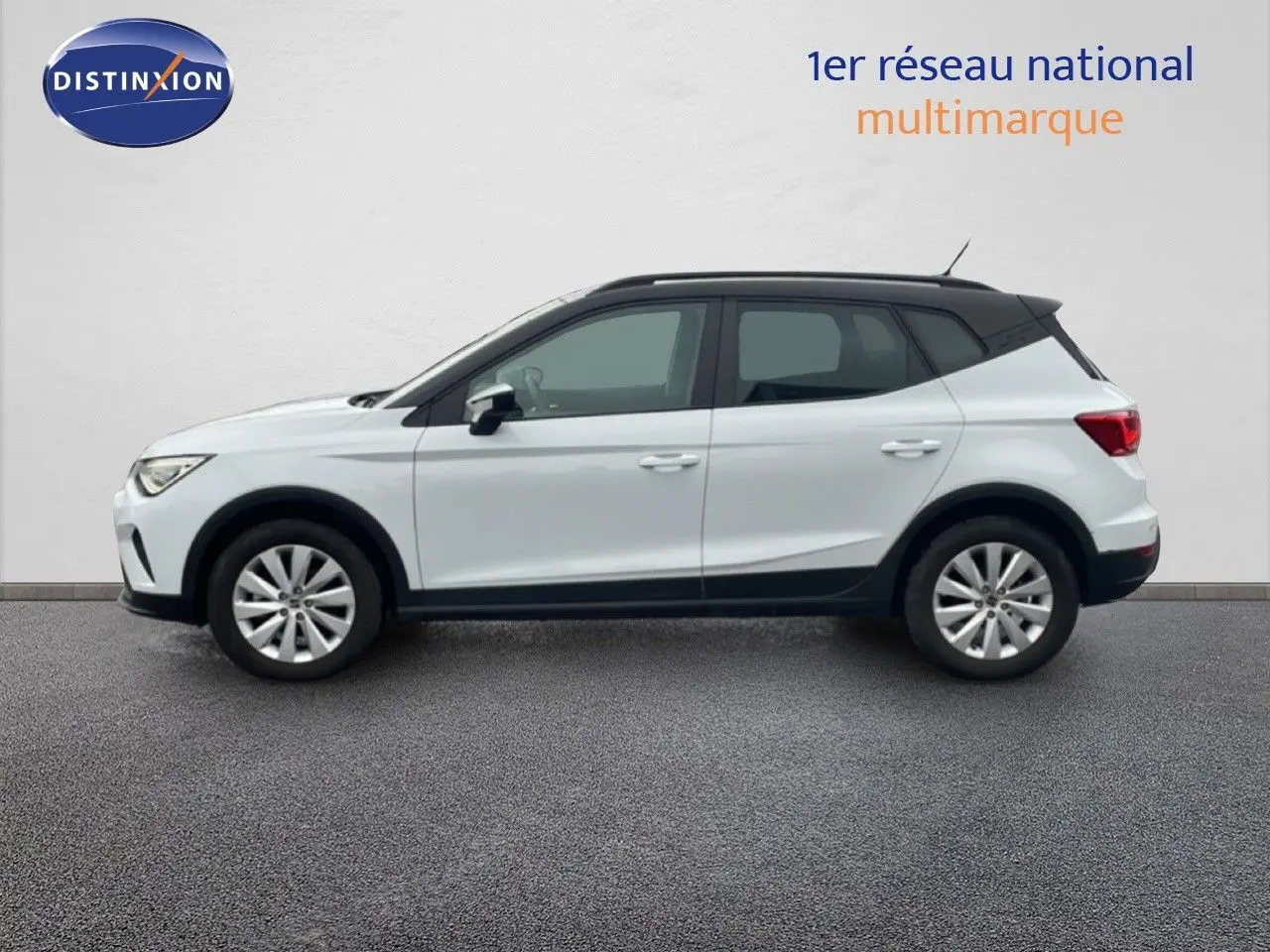 Profil droit d'un SEAT Arona blanc alpin avec toit noir, version 2025 Style Special Edition, sur fond neutre.