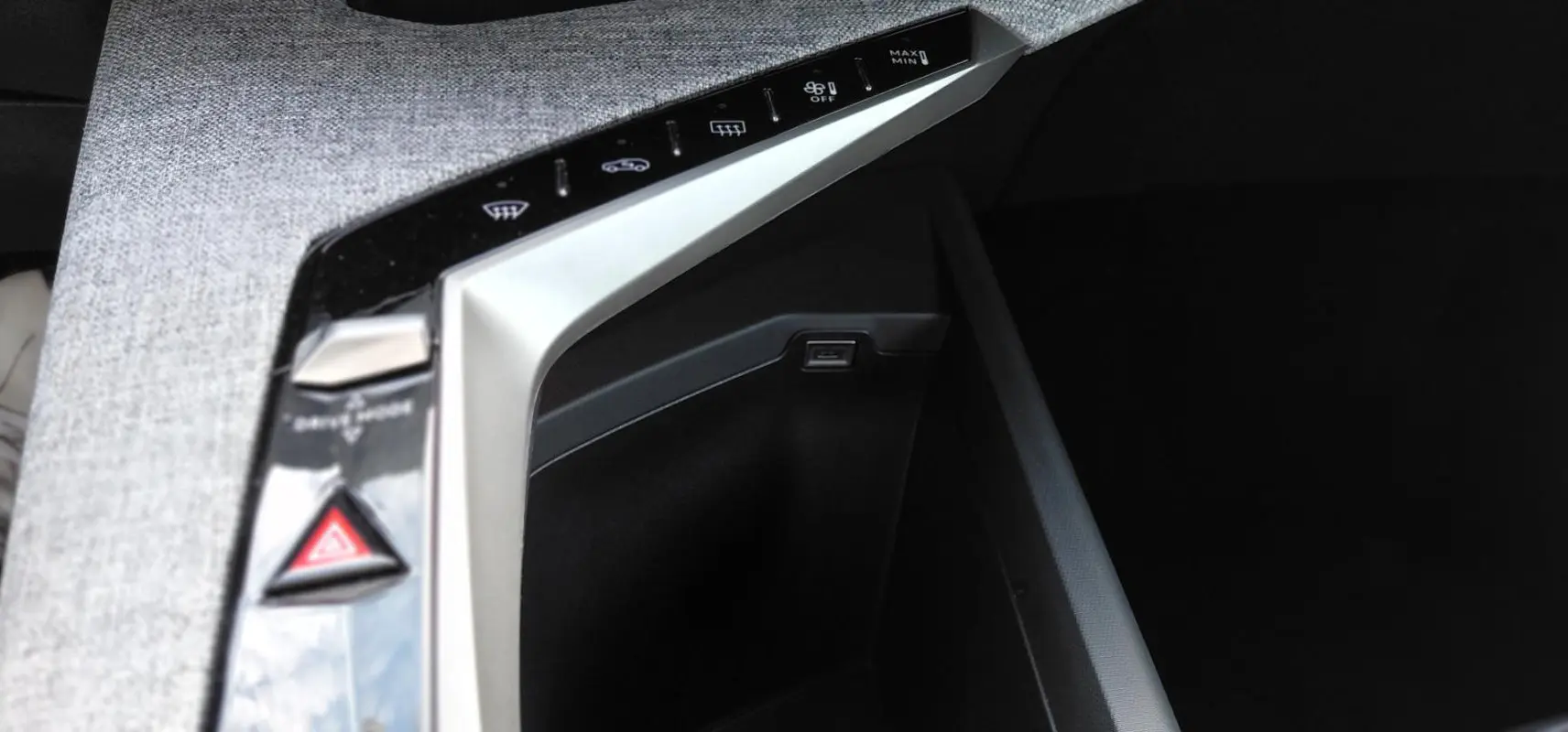 Détail de la console centrale du Peugeot 3008 Hybrid 136 e-DCS6 Allure 2025, avec commandes tactiles et finition tissu gris.
