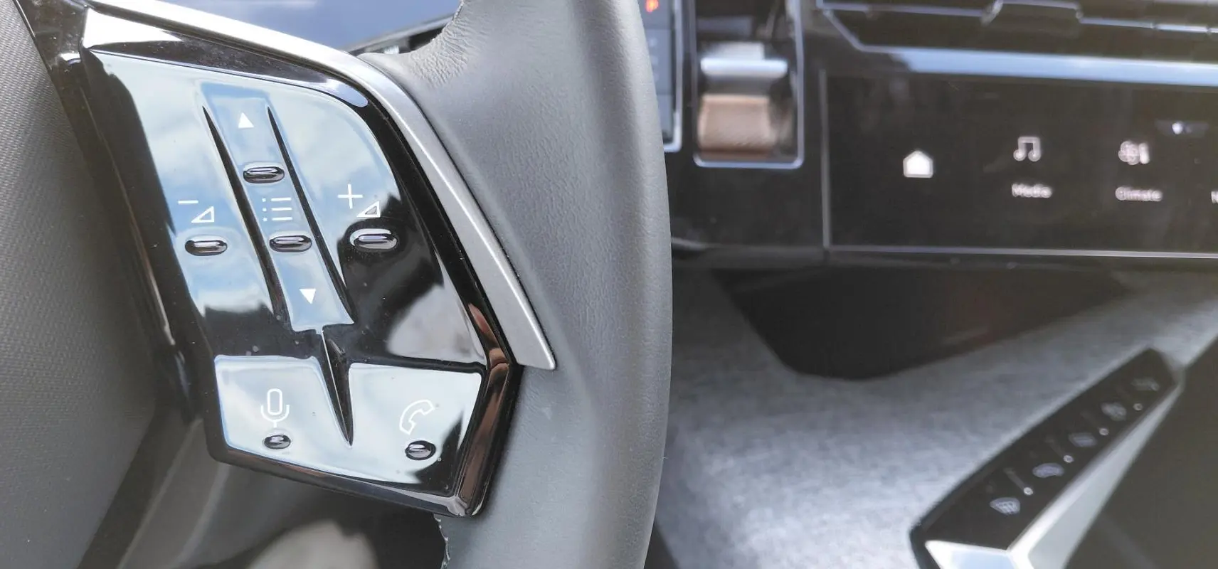 Gros plan sur les commandes au volant du Peugeot 3008 Hybrid 136 e-DCS6 Allure, intérieur moderne avec écran tactile.