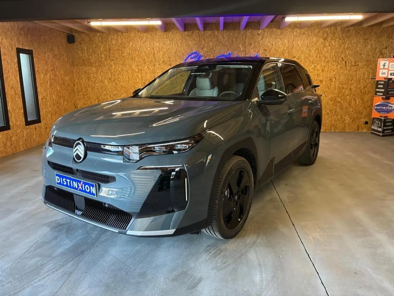 Vue 3/4 avant du Citroën C5 Aircross II 1.2 hybride 2026 en vert, avec jantes noires et calandre distinctive.