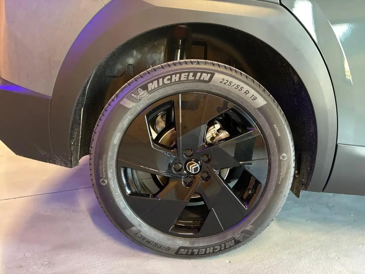 Gros plan sur la roue avant droite noire du Citroën C5 Aircross vert 2026 avec pneu Michelin visible.