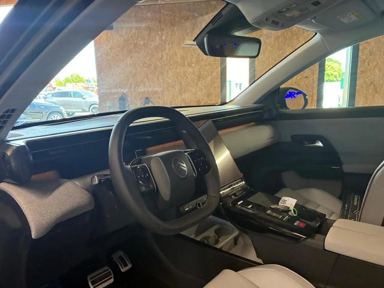 Vue intérieure côté conducteur du Citroën C5 Aircross 2026, avec tableau de bord moderne et sellerie claire.