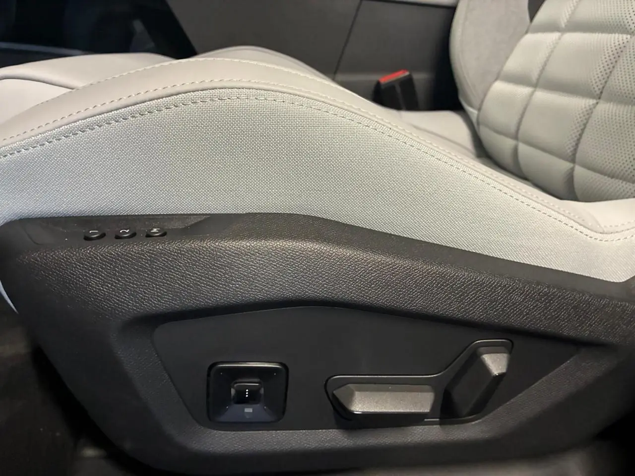 Détail des commandes électriques sur le côté gauche du siège avant gris clair du Citroën C5 Aircross II 1.2 hybride 2026.