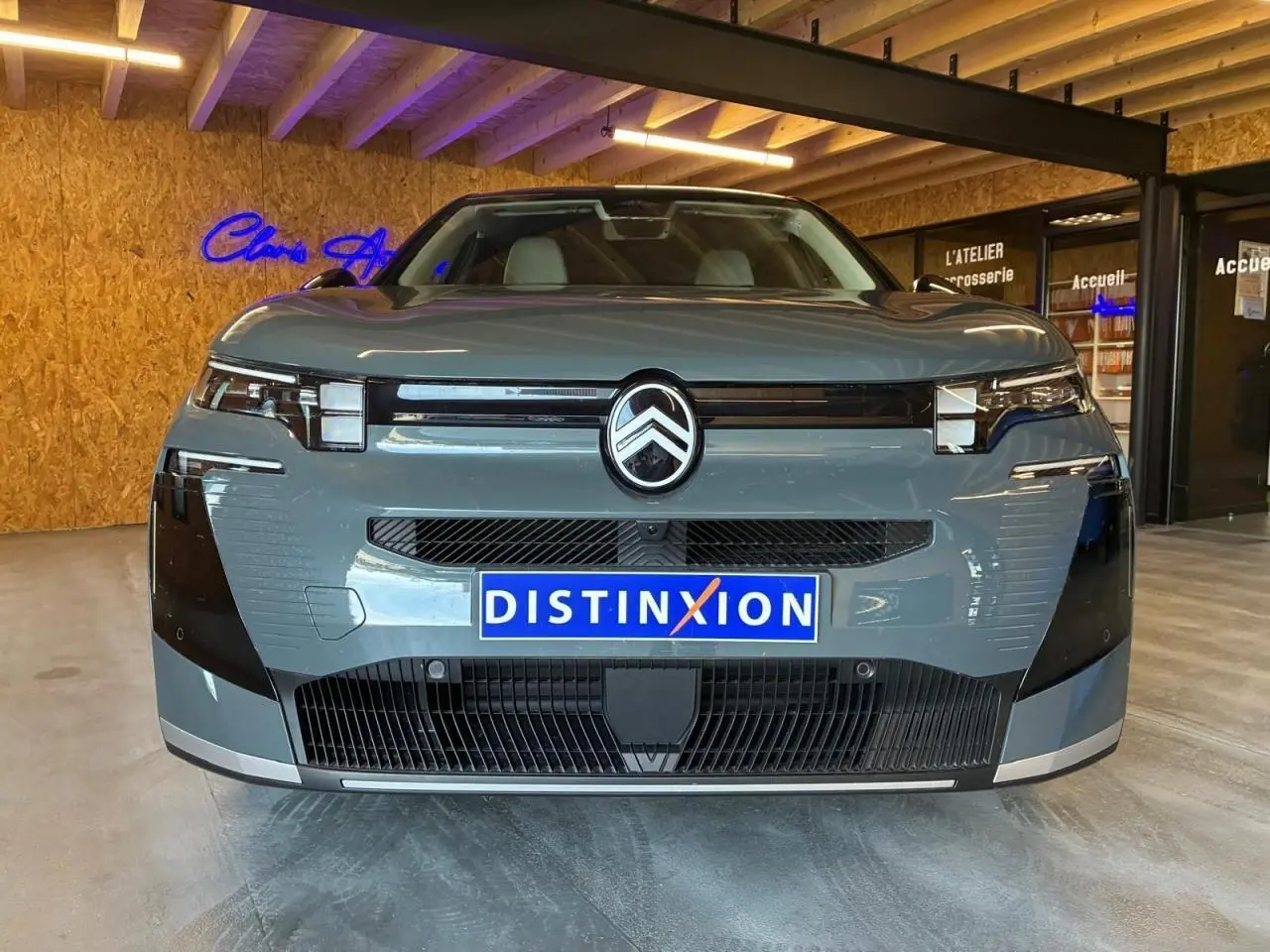 Vue avant d’un Citroën C5 Aircross 2026 vert, avec calandre noire et logo Citroën proéminent au centre.