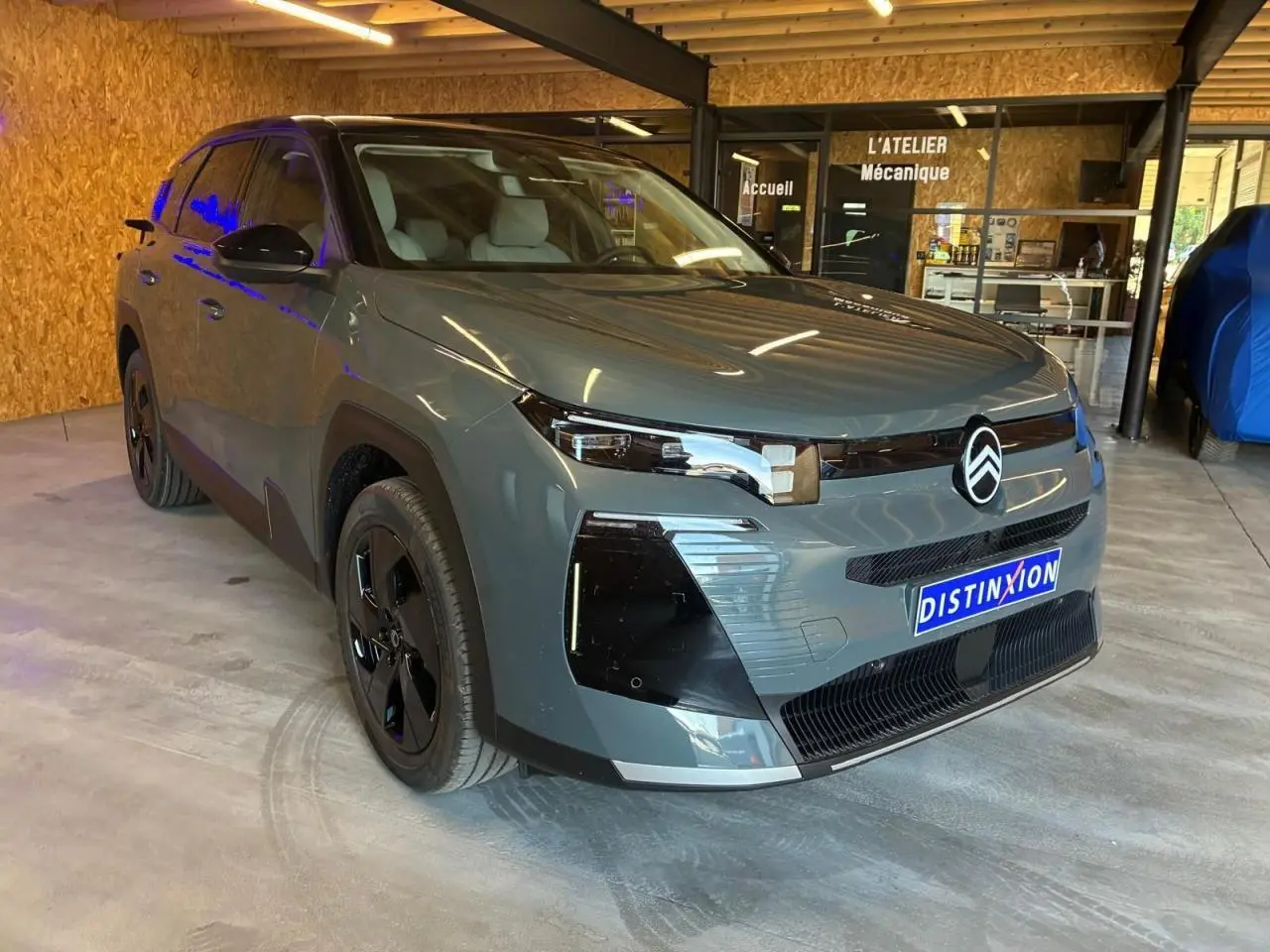 Citroën C5 Aircross II 1.2 Hybride 145 vert, vue 3/4 avant droit en intérieur avec jantes noires.