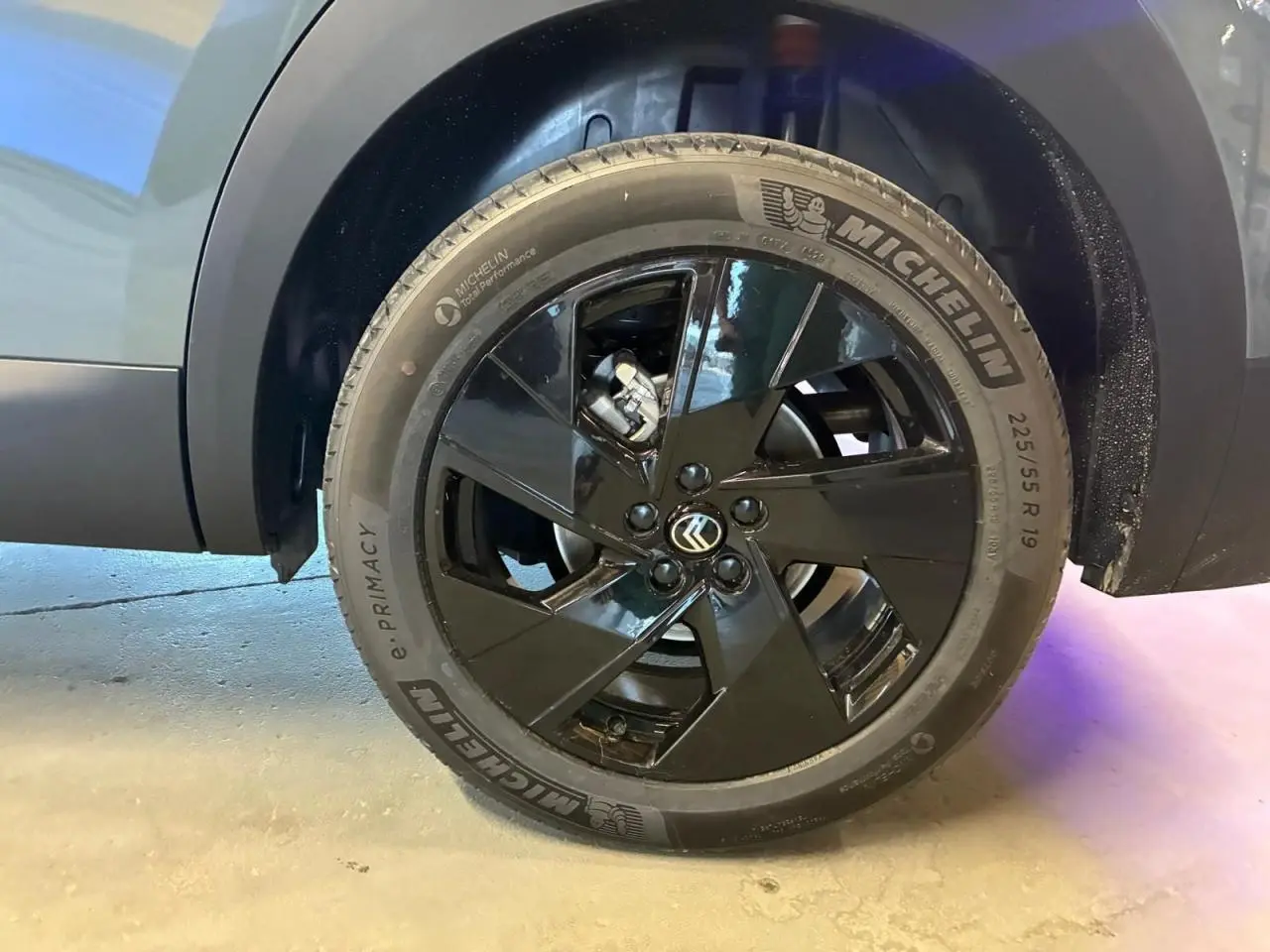 Gros plan sur la roue avant droite du Citroën C5 Aircross vert 2026 avec jante noire brillante et pneu Michelin.