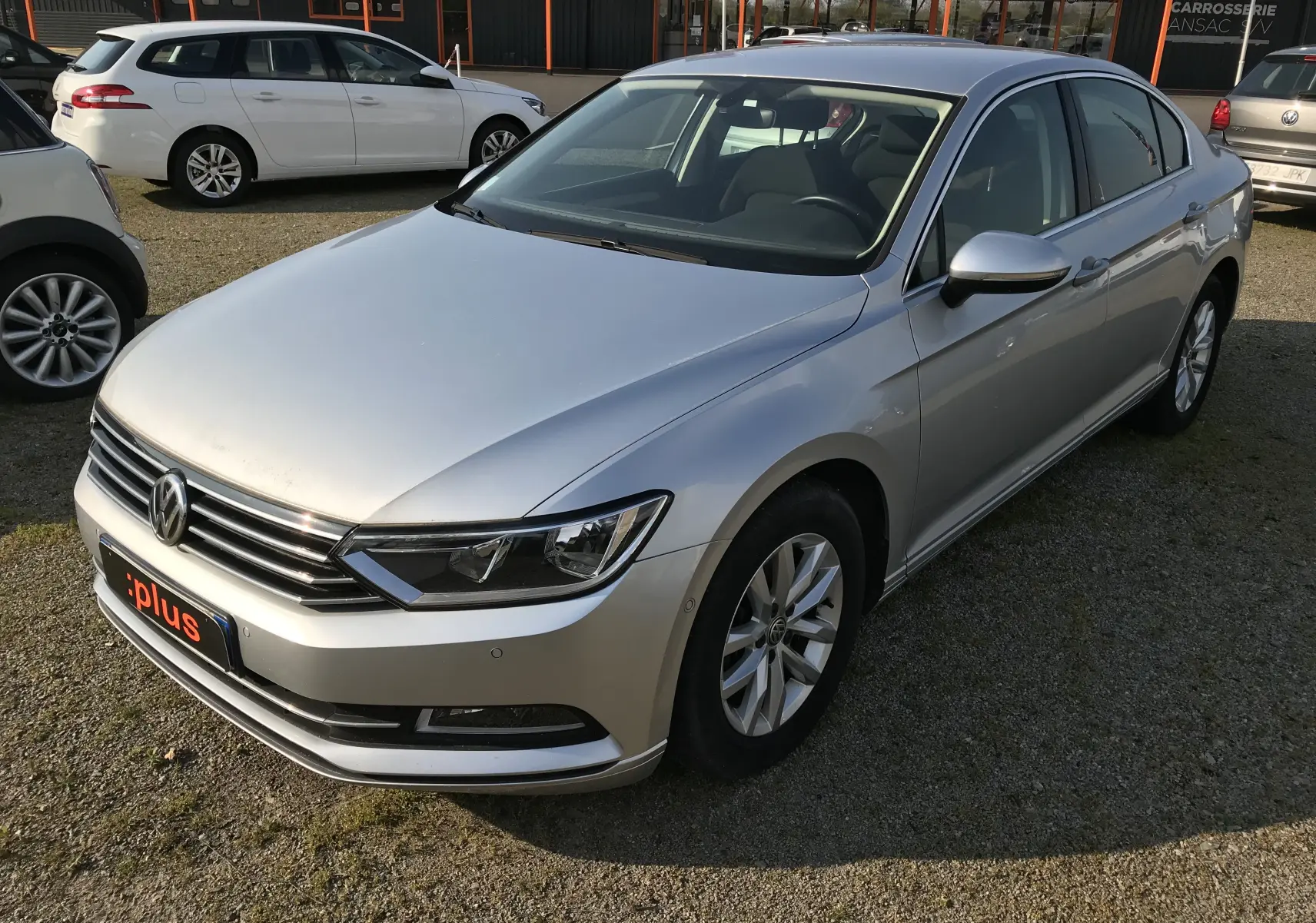 Volkswagen Passat confortline business 2015 en reflet d'argent, vue 3/4 avant droit avec jantes alliage et calandre chromée.