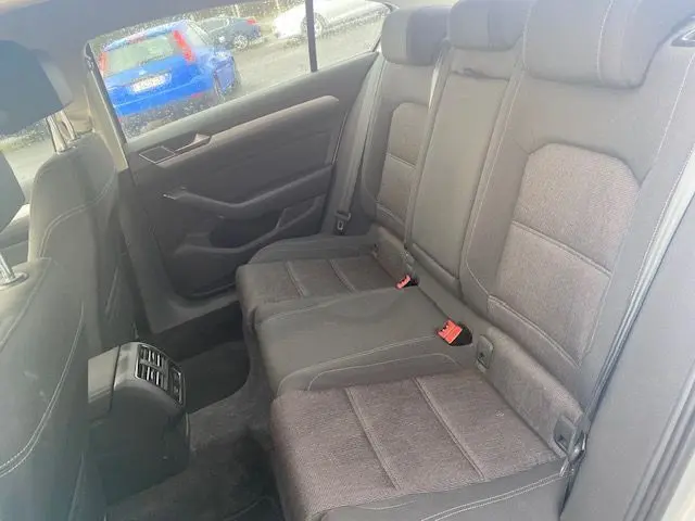 Vue intérieure côté droit des sièges arrière en tissu gris d'une Volkswagen Passat Confortline Business 2015 avec sorties d'air arrière.