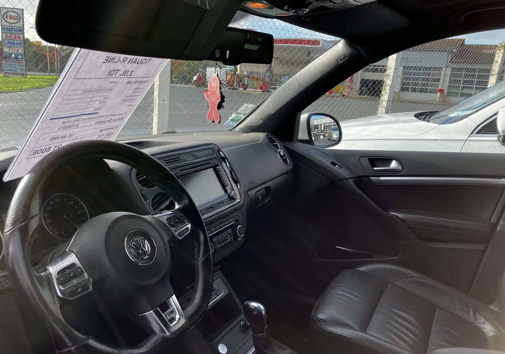 Intérieur noir en cuir du Volkswagen Tiguan 2013, vue côté conducteur avec tableau de bord et volant multifonction.