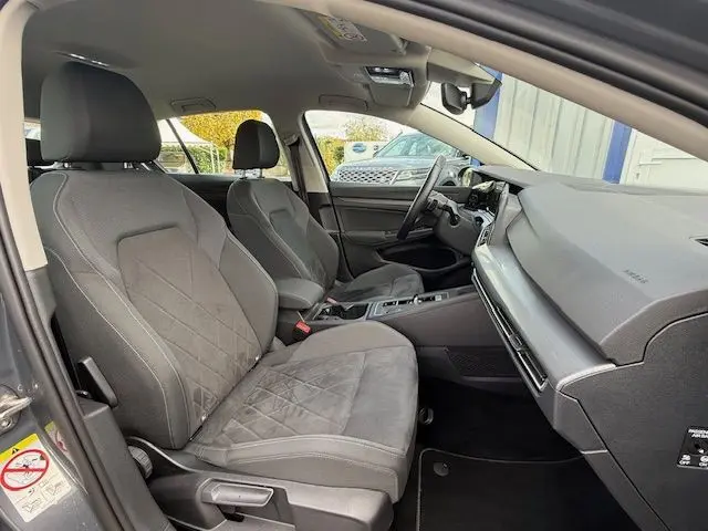 Intérieur gris de la Volkswagen Golf VIII 1.4 e-Hybrid 2021, vue côté gauche sur les sièges avant et tableau de bord moderne.