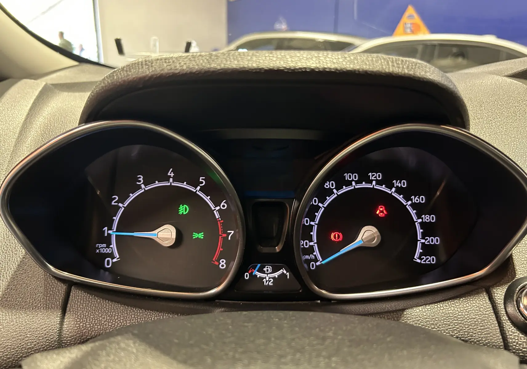 Gros plan sur le tableau de bord du Ford EcoSport gris 2018, affichant compte-tours et compteur de vitesse.