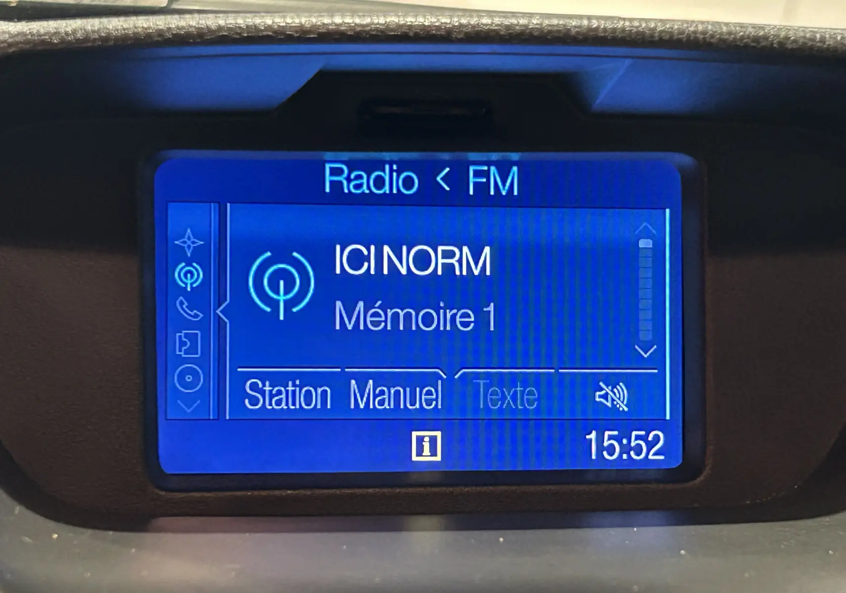 Écran central du tableau de bord du Ford EcoSport gris 2018 affichant la radio FM sur la station ICI NORM à 15h52