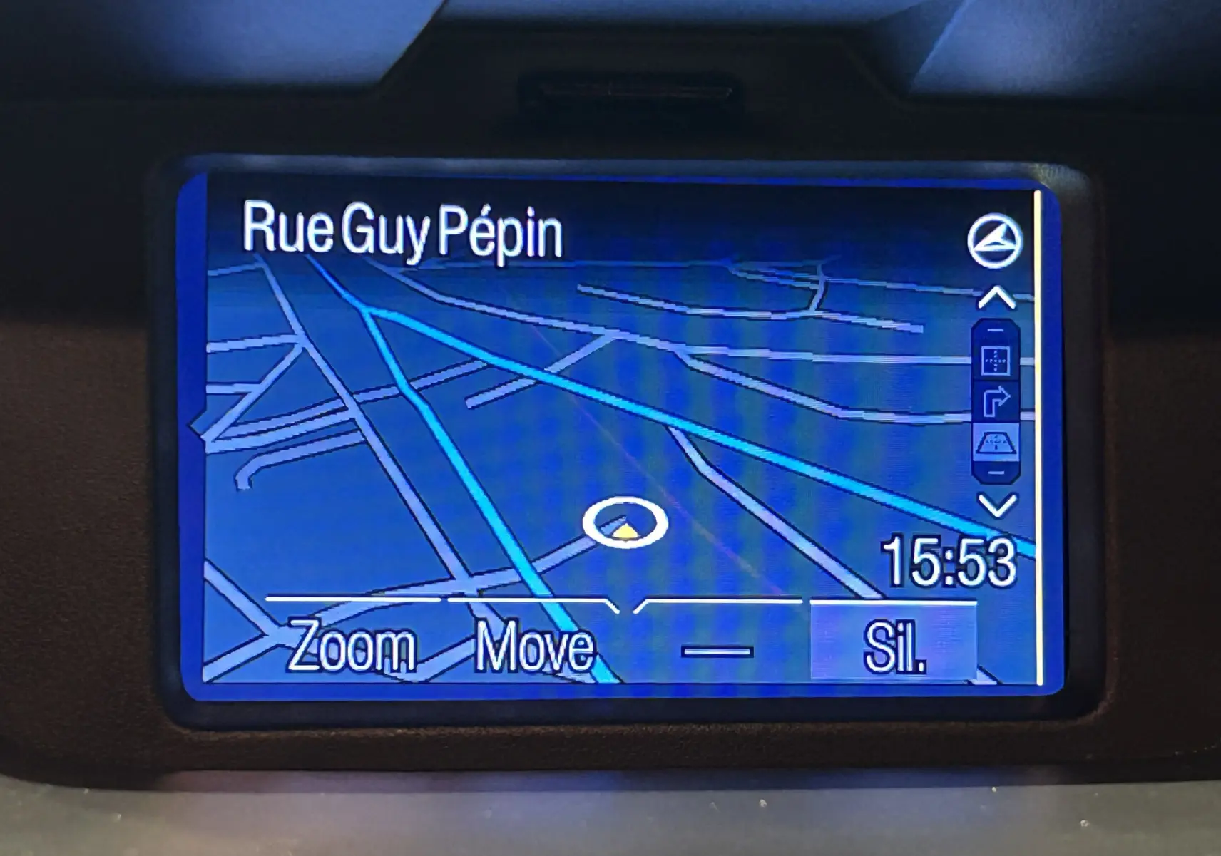 Écran GPS du Ford EcoSport Titanium gris 2018 affichant une carte avec la rue Guy Pépin à 15h53.