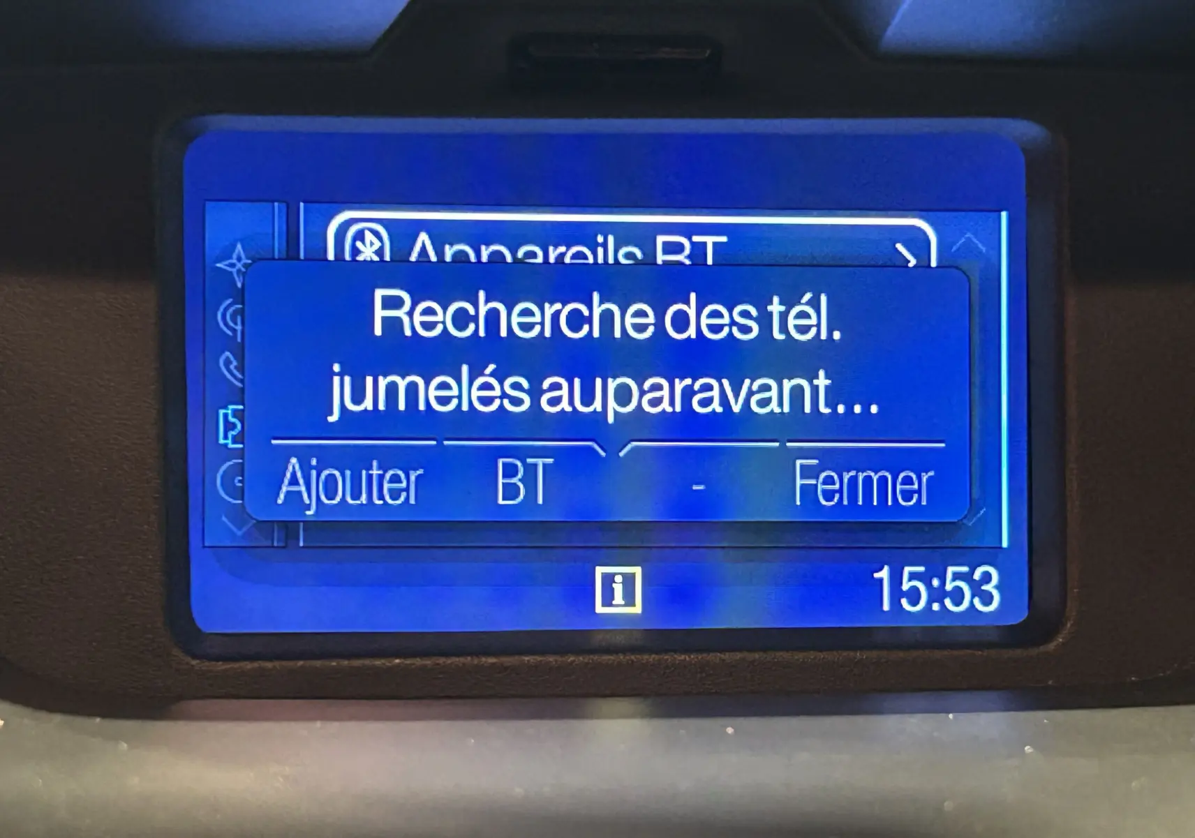 Écran central du Ford EcoSport gris 2018 affichant la recherche de téléphones Bluetooth jumelés.