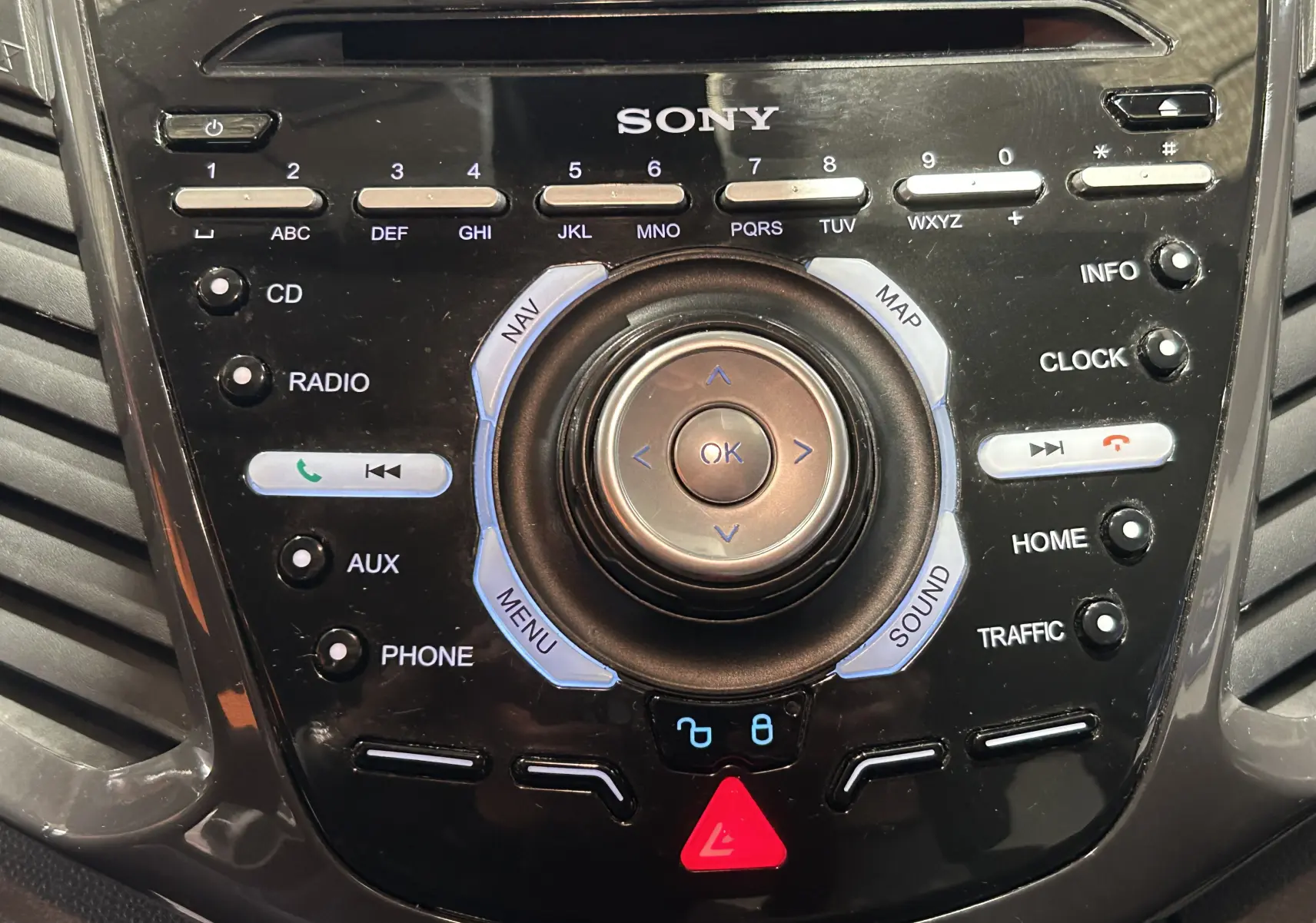 Gros plan sur la console centrale Sony du Ford EcoSport gris 2018, mettant en valeur les commandes audio et navigation.