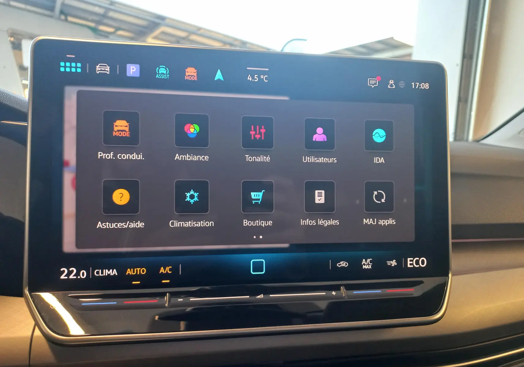 Écran tactile central de la Volkswagen Golf 1.5 eHybrid 2025 affichant le menu des réglages et la climatisation.