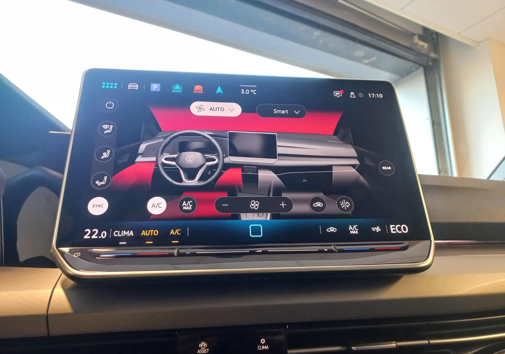 Écran tactile central affichant les commandes de climatisation et l’interface du tableau de bord numérique d’une Volkswagen Golf 1.5 eHybrid.