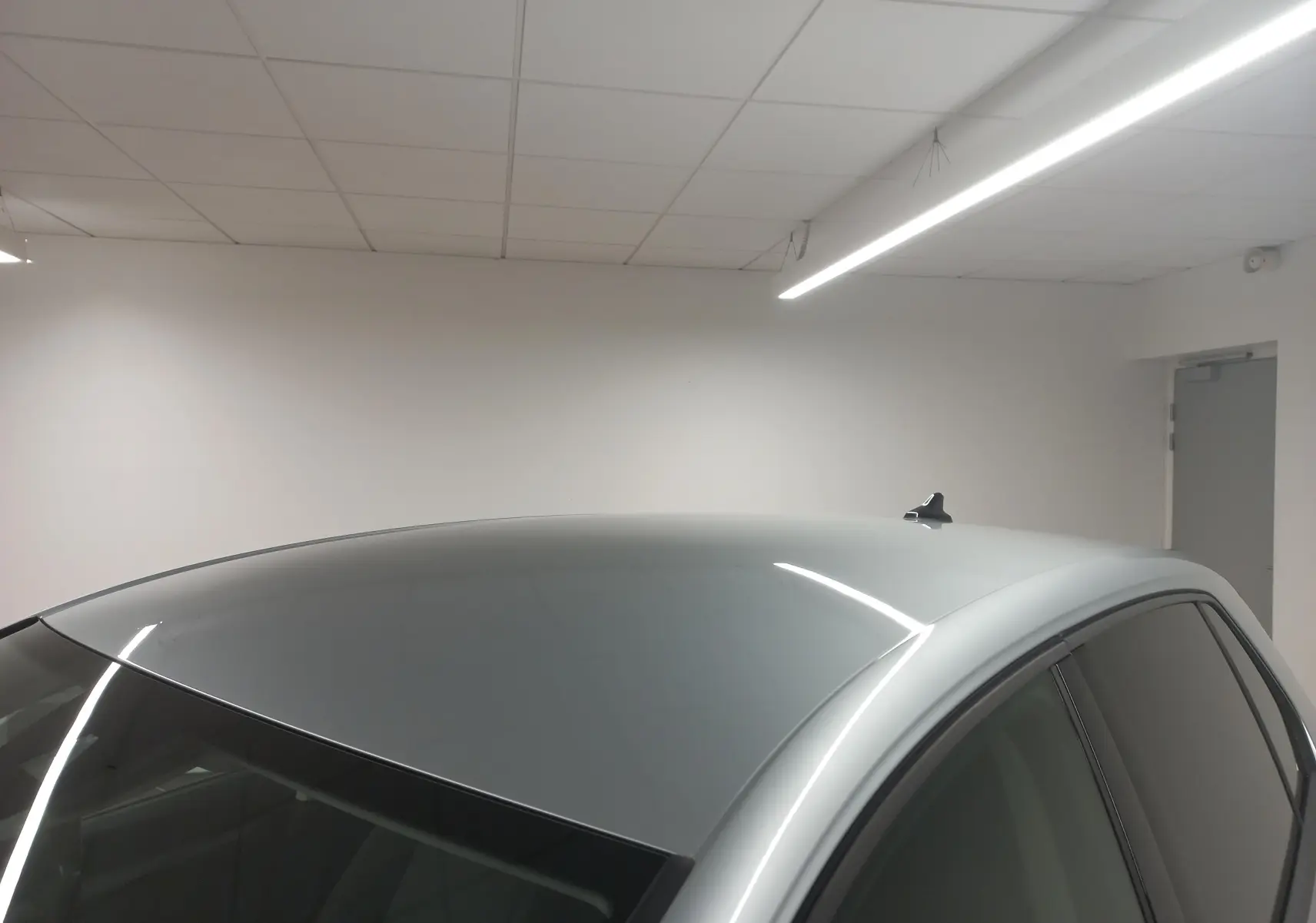 Toit et partie supérieure argent métallisé d'une Volkswagen Golf 1.5 eHybrid 2025 vue en plongée intérieure.